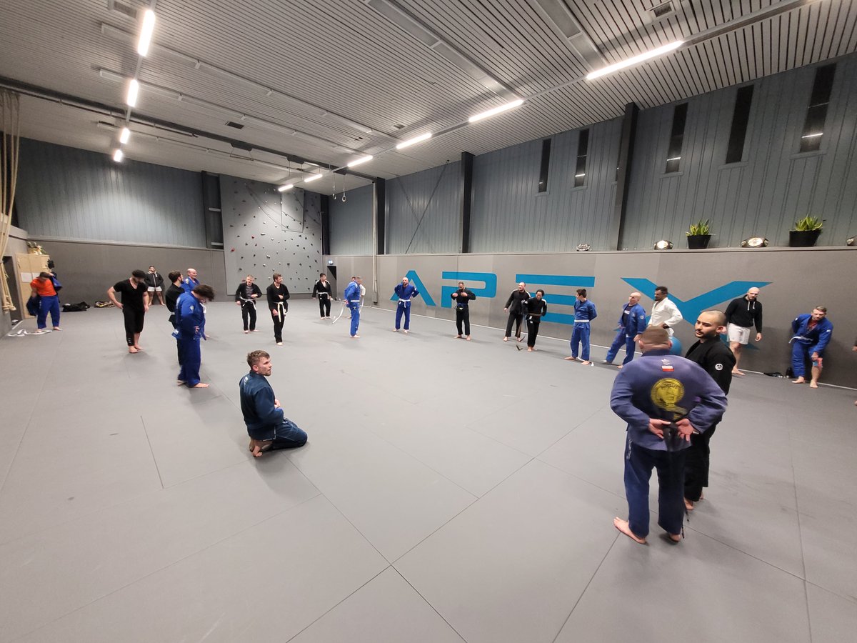 apex_jiu_jitsu's tweet image. Looking for a good circle of influence? 

Come join Pedro´s DLR class at 19.00 on Thursdays! 🤼‍♂️
 
#apexjiujitsu #brazilianjiujitsu #enschede #goodvibes