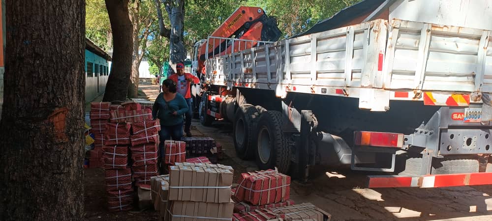 Cumpliendo orientaciones del Presidente <a href="/NicolasMaduro/">Nicolás Maduro</a> nuestra Ministra <a href="/_LaAvanzadora/">Yelitze Santaella</a> <a href="/luismarcanos/">Luis Marcano</a> Gobernador y la autoridad única Prof. <a href="/mireya_molero/">Mireya Molero</a>, fueron entregados a la Alcaldía del Municipio Bolívar 5200 pares de zapatos y 1000 uniformes destinados a 78 escuelas rurales