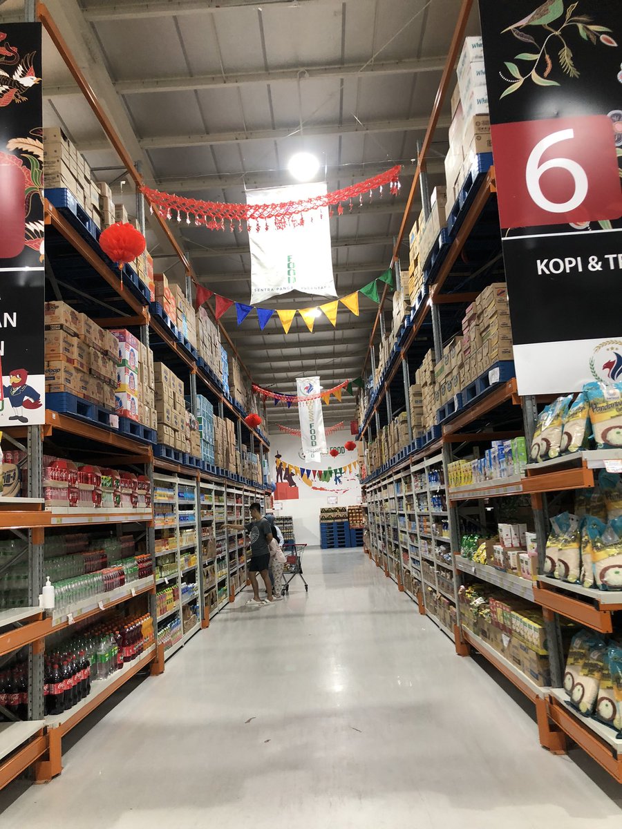 3vand_Dpasha's tweet photo. Nah ini salah satu supermarket yg cukup murah untuk bahan pangan bossfood adanya dikelapa gading, beras 5kg aja harganya 40rb an #mallbossfood #bossfood #pangan #belanjamurah https://t.co/cGgikAlkJl