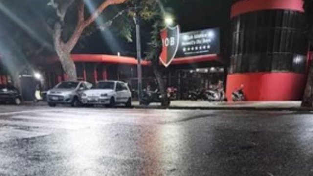 Minoticieroar's tweet photo. NACIONALES | Asesinaron a un joven en la puerta de la cancha de Newell’s y dejaron un mensaje para la barra https://t.co/fx00KdDhmo https://t.co/jJxd3VciDR