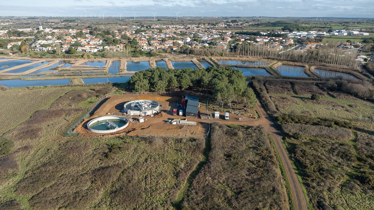LSOAgglo's tweet photo. Les travaux de la station d'épuration de #îledolonne avancent. @LSOAgglo a opté pour un nettoyage naturel des eaux usées par les bactéries afin de garantir la sécurité des marais et de préserver le site.
Période de rodage dès le mois de mars et mise en service fin juin. https://t.co/7cUUPdyNaf