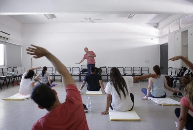 Minoticieroar's tweet photo. SOCIEDAD | El yoga es protagonista de los talleres de verano en Tucumán  https://t.co/JqqDErkabb https://t.co/nsyW68S1Kc