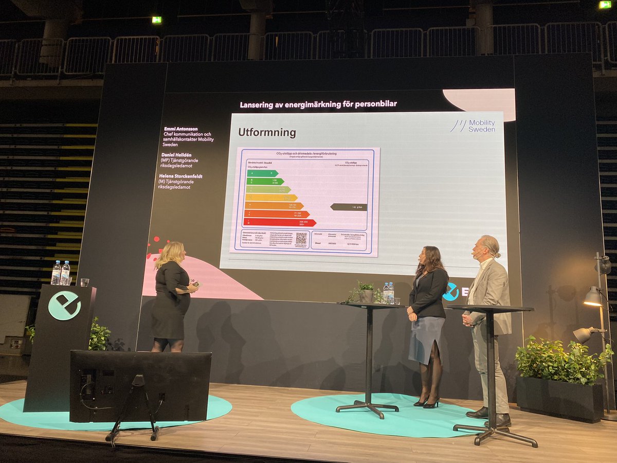 Idag presenterar <a href="/EmmiJozsa/">Emmi Antonsson (fd Jozsa)</a> från <a href="/mobility_sweden/">Mobility Sweden</a> ny energimärkning för personbilar. Med på scenen för diskussion: <a href="/H_Storckenfeldt/">Helena Storckenfeldt</a> från Ⓜ️ och <a href="/DanielHellden/">Daniel Helldén</a> från MP. #eCarExpo #svpol