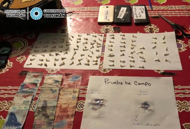 Minoticieroar's tweet photo. POLICIALES | En un allanamiento por robo, secuestraron 101 "bochitas" de cocaína https://t.co/mjuS2iMp3G https://t.co/BbrK5IKFuQ