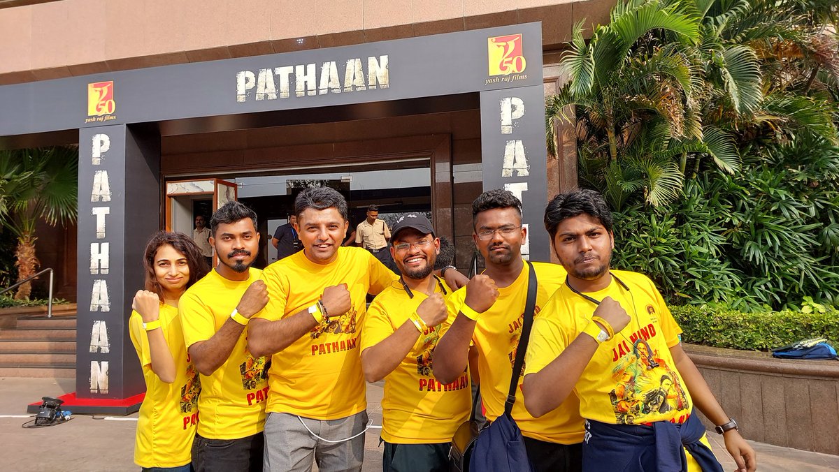 SuperfanAniket's tweet photo. Celebrated the success of #Pathaan and had Mehaman Nawazi by “KING SHAH RUKH KHAN” at Taj Lands End
#Latepost
Love you @iamsrk 💙
Thank You @yrf
#PathaanMania
PATHAAN 700 CRORE WORLDWIDE
#ShahRukhKhan𓀠
@Srk_bangalore 💛
@SRKRoyalsMumbai 💛 https://t.co/nJoud3a0v8