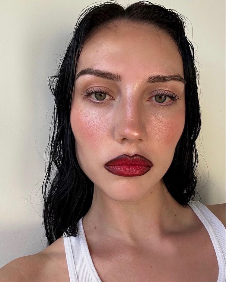 versacesbish's tweet photo. i need to learn how to do my lips like this https://t.co/zs38KVOfSj