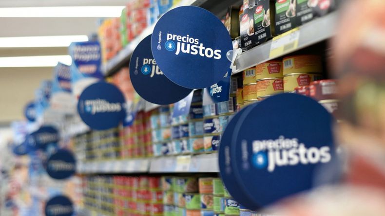 Minoticieroar's tweet photo. ECONOMÍA | Lanzan la segunda etapa de Precios Justos: 50 mil productos y monitor de control online

El acuerdo de precios voluntario tendrá vigencia hasta el 30 de junio. La pauta de aumento será del 3,2%.  https://t.co/8gX6HG1cJQ https://t.co/wPdojlOd3O