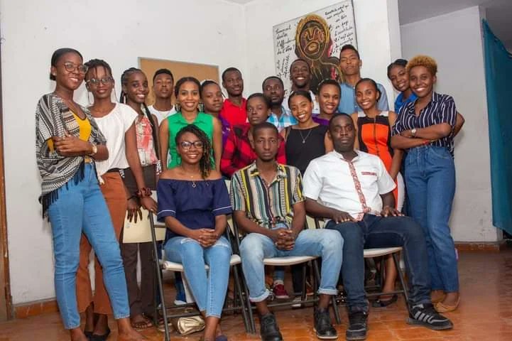 Jciedelmas's tweet photo. Retenez ces visages, cette année ce sont eux qui sont au contrôle. 
Les Dircos en arrière. Aux deux extrémités, de gauche à droite, la Vice-présidente programme et la Vice-présidente exécutive.
En avant,la Vice-présidente de formation,le Président local et le Past Président 2021. https://t.co/Wzj8GGVLhH