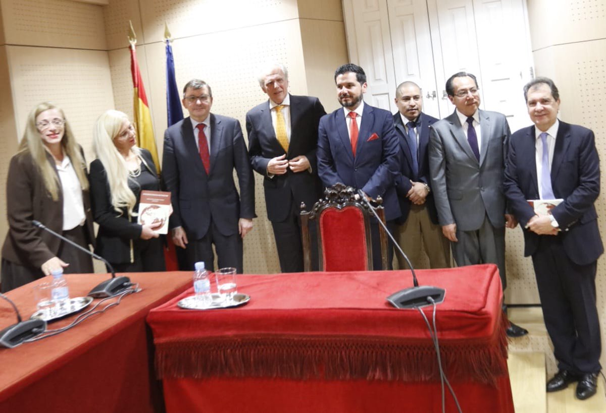 uipan_asociacio's tweet photo. El  1 de febrero, la Real Academia de Legislación y J., acogió la presentación de la ENCICLOPEDIA NOTARIAL.
Presidió el acto José Ángel Martínez Sanchiz, Pte. del Consejo Gral. Notariado, acompañado, entre otros, de la Pta. de UIPAN, Dina Nicosia y el Dr. de la obra J.C. Martínez https://t.co/z0U0qyTUku