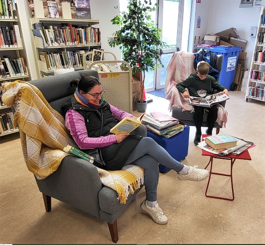 corkcitylibrary's tweet image. Karen and her son have found a cosy spot to squeeze in a read at Glanmire Library 📚

Where’s your favourite place to read? 
Take the pledge to join us for #IrelandReads today at irelandreads.ie 

#CorkCityLibraries #GlanmireLibrary #SqueezeInARead