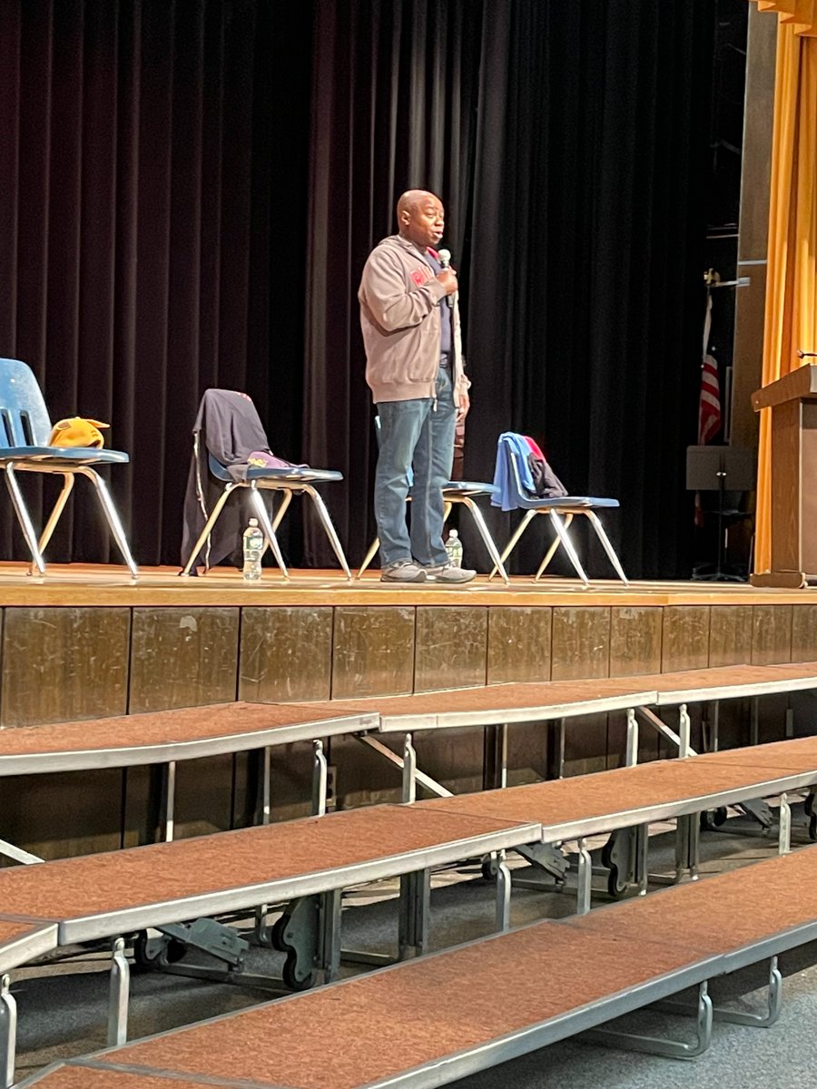 ArdsleyMS's tweet photo. @mykeefowlin with our 7th and 8th graders!!! https://t.co/alHR1kenoz