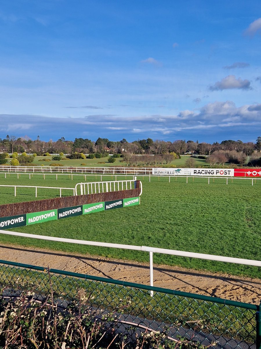 Great to see <a href="/LeopardstownRC/">Leopardstown RC</a> looking so well in the sunlight &amp; the track in great shape. Wishing them &amp; all the competitors best of luck for a cracking #DublinRacingFestival <a href="/TheIrishField/">The Irish Field</a>