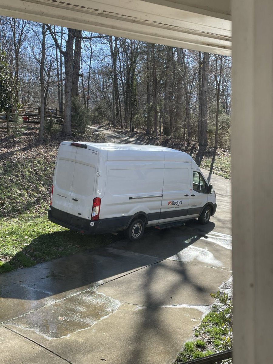 mikedavria's tweet photo. Hey @amazon, we have a place to turnaround in our driveway. Your driver doesn't need to back down the hill and drive through the lawn. @AmazonHelp https://t.co/GEMignChVU