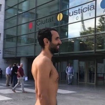 choquei's tweet photo. 🚨MUNDO: Supremo Tribunal espanhol aprova direito de homens andarem nus na rua https://t.co/6GPzmFUIW3