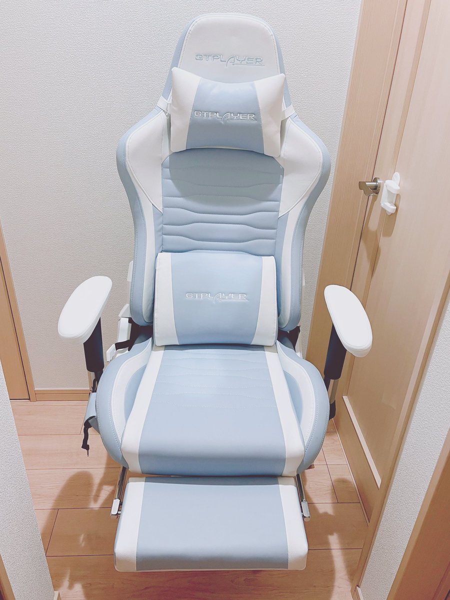 こちらのゲーミングチェア 猫たちの爪とぎを2年耐え抜いてきましたが ついに今朝おなくなりになりました ありがとう なむ そして同じメーカーの新しい ゲーミングチェア買おうと思ってAmazon見てたはすが 激カワデスクチェアを見つけてしまって速攻ポチっちゃった