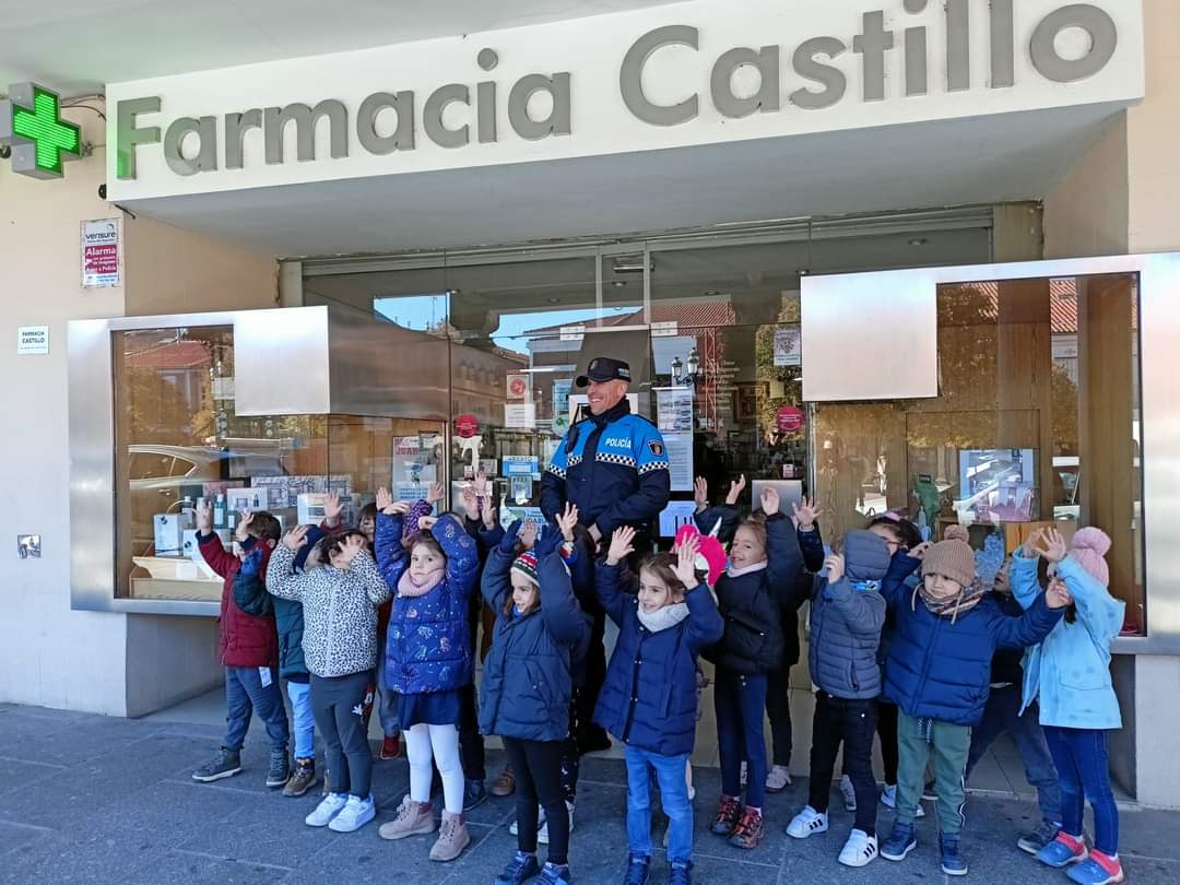 farma_castillo's tweet photo. Hoy hemos tenido una mañana muy divertida, con la visita de los niños de 3, 4 y 5 añitos 🧒 del Colegio Miguel de Unamuno de Peñaranda

Han aprendido qué es una ⚕️#Farmacia, qué hace un Farmacéutico 👩🏻‍🔬 y han visto los jarabes q toman ellos cuando están malitos 🤒

#FarmaCastillo https://t.co/CEPjy2FjaL