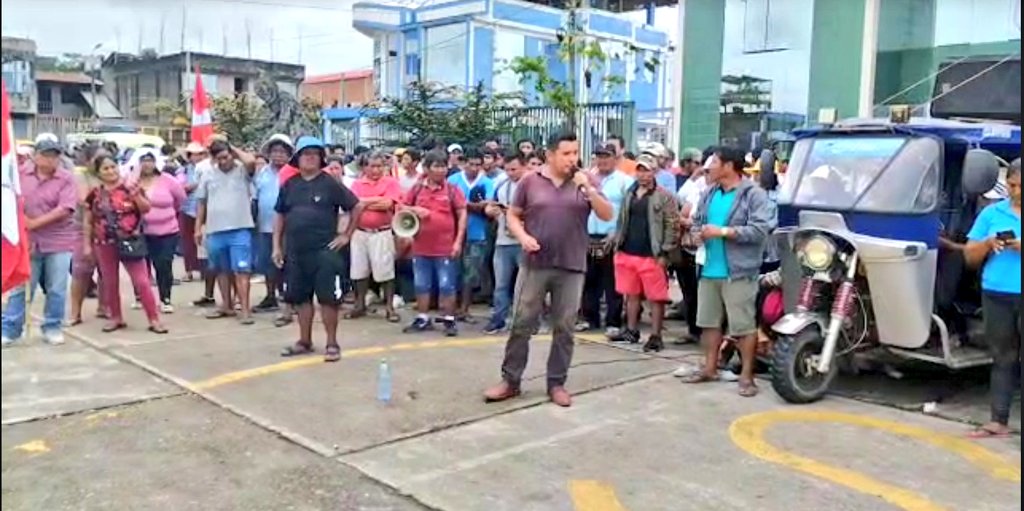 TeoNews_pe's tweet photo. #LoÚltimo | Alcalde de #Inambari - #Mazuko, Juan Tovar Fanola, apoya las movilizaciones en su localidad. Manifestantes se agrupan en el frontis de la comuna para acordar puntos de bloqueos.
Vía: RADIO LUZ 98.1 FM https://t.co/6znR1QpK5X