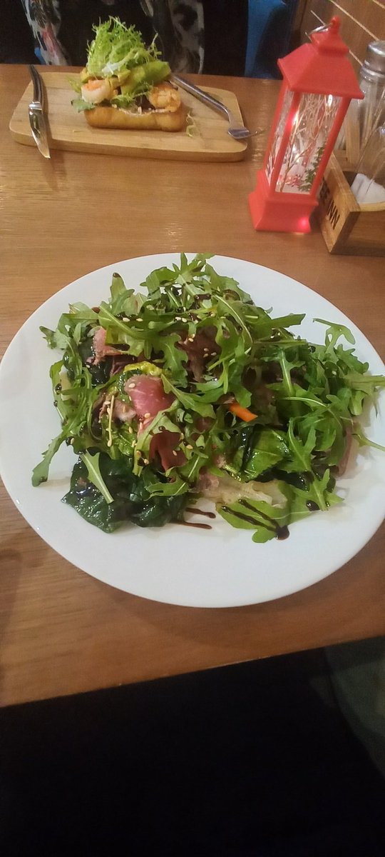 Хочу съесть этот салат снова
.
.
Прикол в том, что в этом кафе маме попался в салате кусочек стекла который она разгрызла