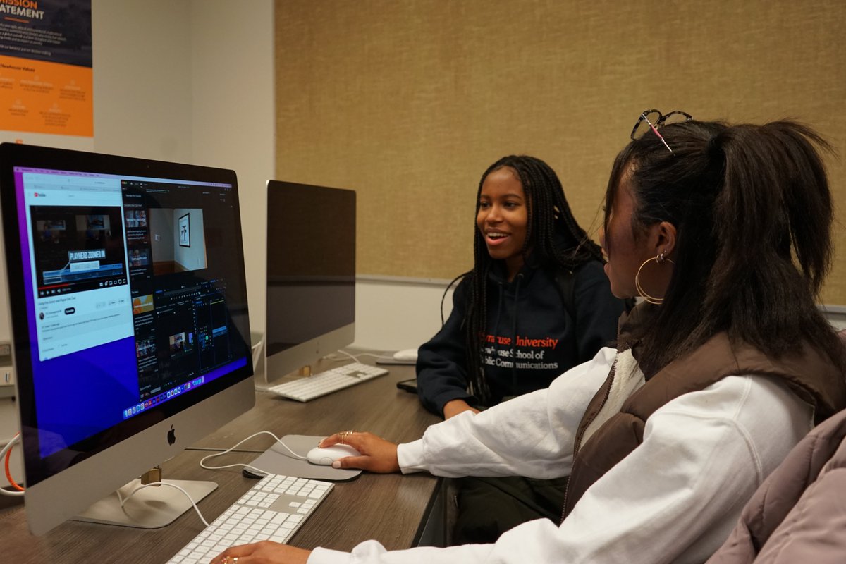NewhouseSU's tweet photo. .@NewhouseBDJ sophomore Nehilah Grand-Pierre (center) and @NewhouseADV and political science first-year student Chelsie Auguste (right) edit a short film in a @NewhouseSU lab. #NewhouseLife🍊

📸:@griffinbrown171 https://t.co/DW8CcYvEUo