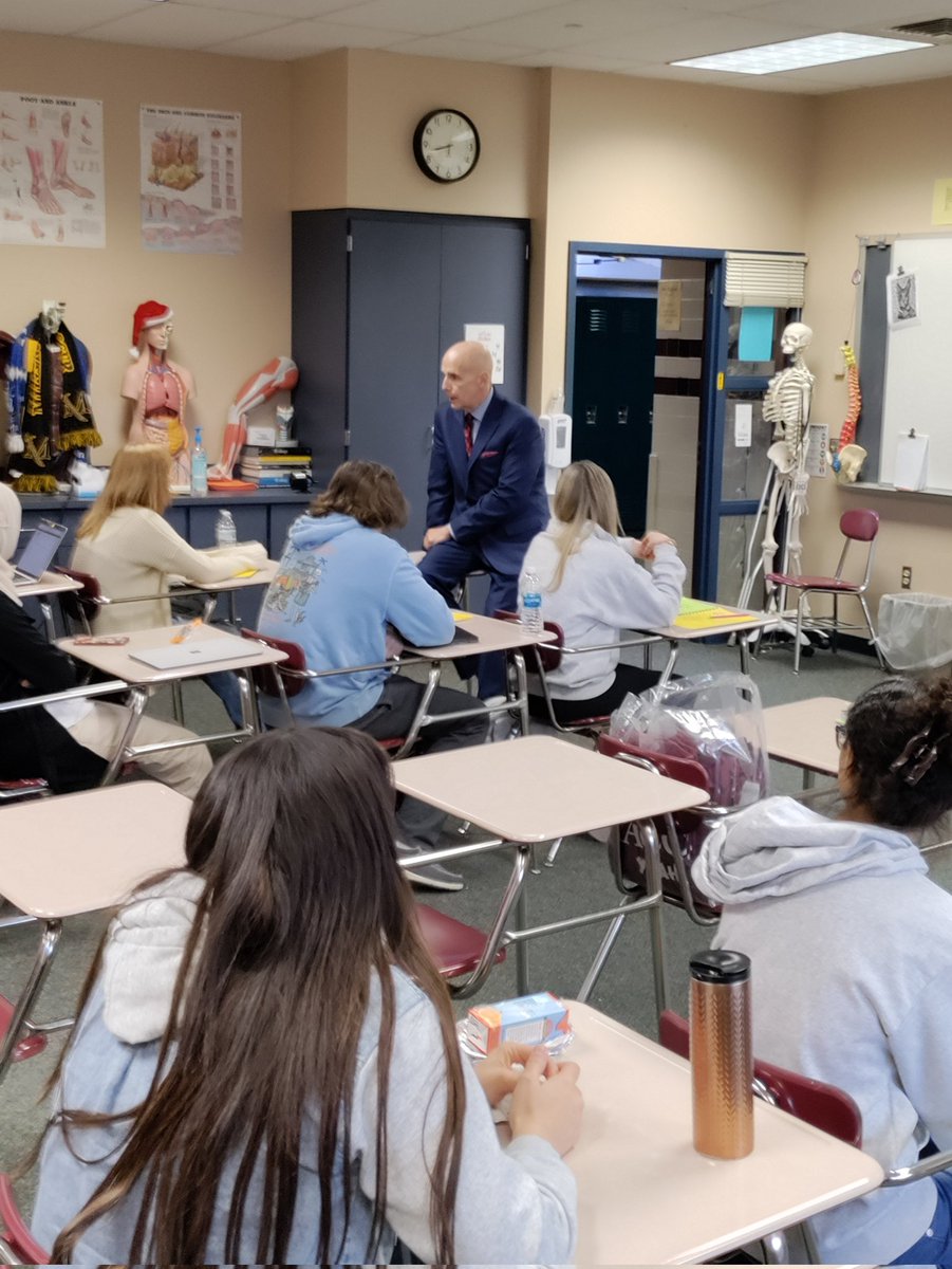 Thank you @HACCSki for stopping by <a href="/FlyCVEagles/">Cumberland Valley High School</a> today &amp; speaking to our HACC Bio 111 class...and thanks for the #HACCyeah merch! Appreciate your time!!
<a href="/HACC_info/">HACC</a>  <a href="/CVSDnews/">Cumberland Valley SD</a>