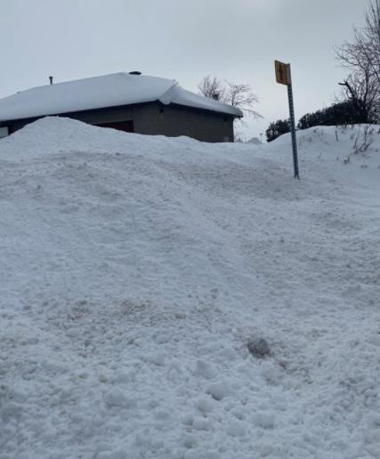 By February of an #Ottawa winter, it can be hard to find places to pile the snow. ❄️

Please do not pile snow on fire hydrants. This can take away valuable minutes from an emergency response. 🔥🚒

Find out how you can become a Hydrant Hero at Ottawa.ca/firehydrants 🦸