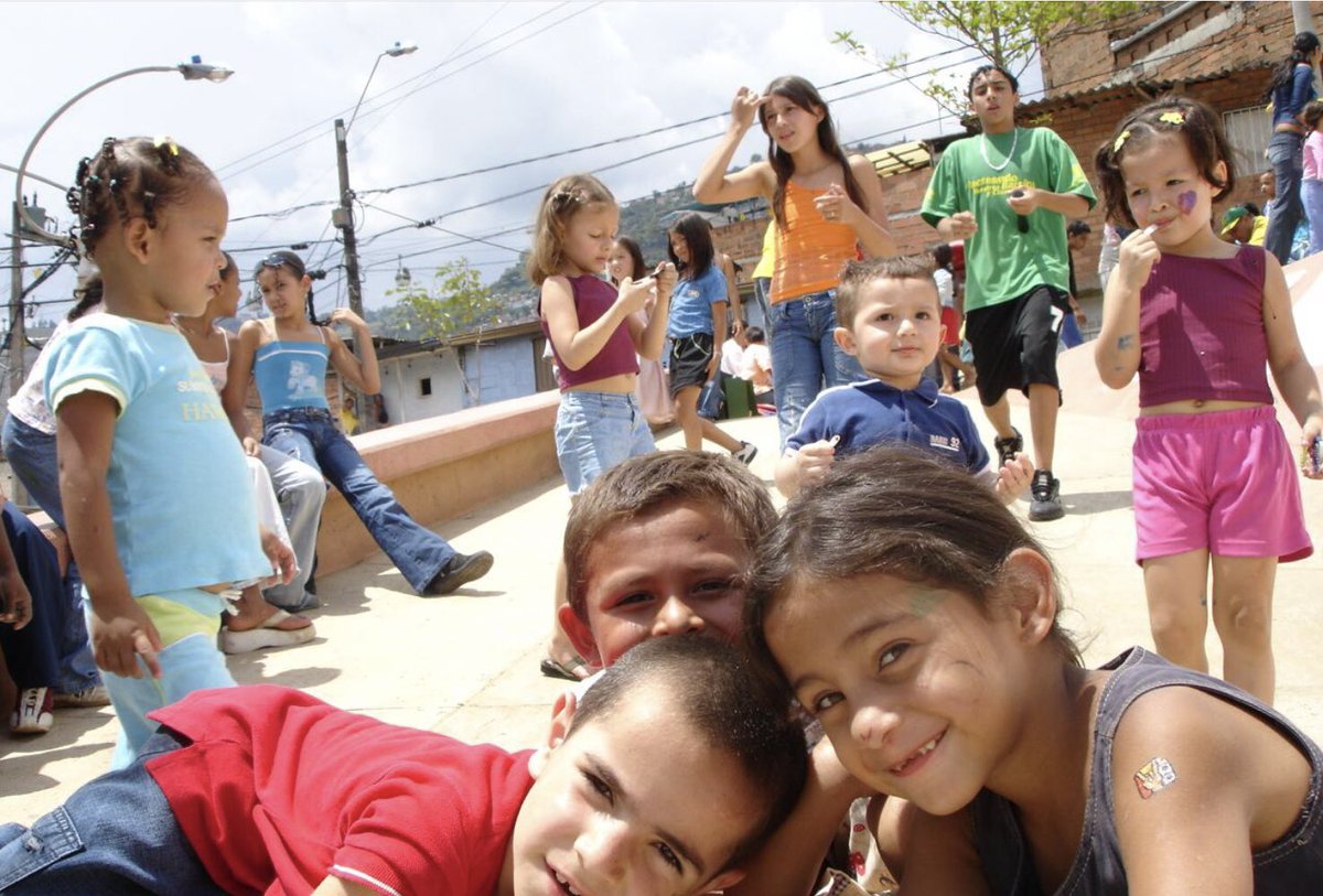 Alcalde <a href="/QuinteroCalle/">Daniel Quintero 🇨🇴</a> no encierre la Plaza Botero,  la mayor conquista de Medellín en los últimos 25 años ha sido pasar de "la calle oscura" de enclaves cerrados en los 80s y 90s que tantos sufrimos, a tumbar los muros, los cerramientos, hacia una ciudad incluyente y abierta🧵👇