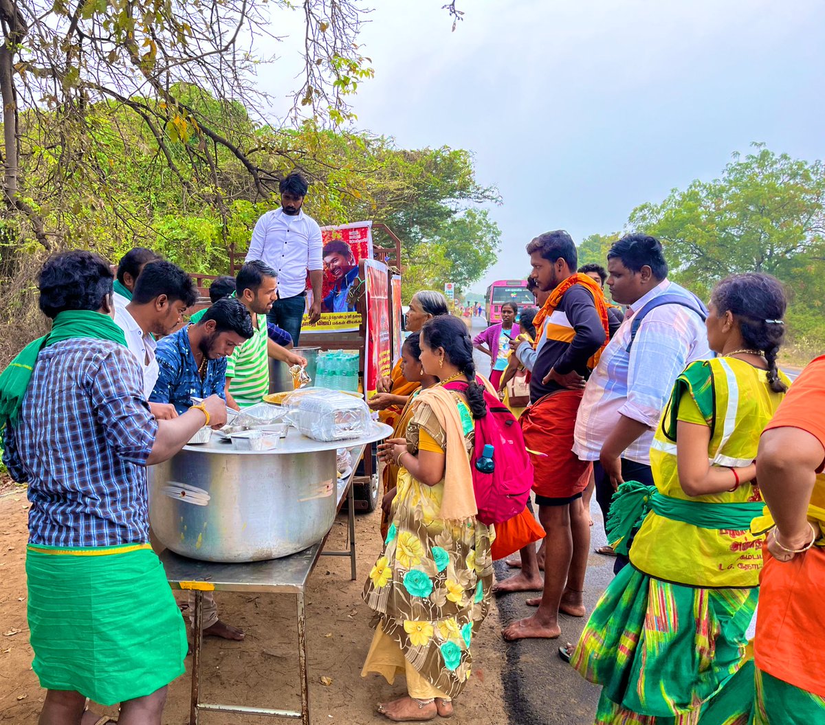 JRanjankumar's tweet photo. தளபதி அவர்களின் வாழ்த்துக்களோடு #திருப்பூர் தெற்கு மாவட்டம் #தொண்டரணி தலைமை தளபதி விஜய் மக்கள் இயக்கம் சார்பாக #தைபூச திருநாளை முன்னிட்டு #பழனி பாதயாத்திரை செல்லும் பக்தர்களுக்கு உணவு வழங்கப்பட்டது 

@BussyAnand | @TVMIoffl | @TVMItiruppur | #TVMI #Leo #Varisu #Thalapathy67Promo https://t.co/wC1G1ByTlA