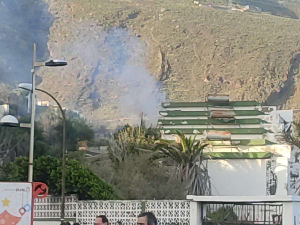 DdvgEs's tweet photo. Otra fuego en Tenerife Tour en Candelaria. Un lugar donde la desidia municipales, el abandono de sus dueños y la presencia de okupas va a ocasionar un día de estos un desastre en vidas humanas. #Candelaria @BomberosTf @AytoCandelaria @guardiacivil https://t.co/C9VEyL6k1t