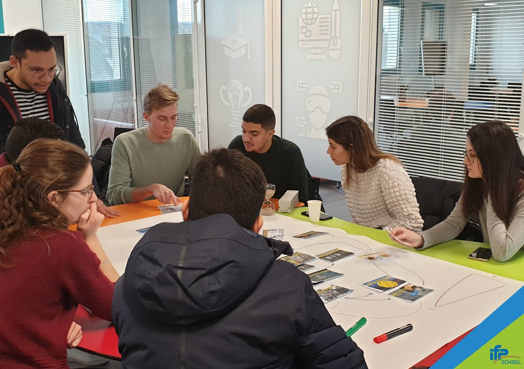 EN- [#Plastic Collage]
It happened this week at IFP School! Some students of the « Énergie et procédés » and « Processes and Polymers » programs took part in the collaborative workshop <a href="/fresque_plastic/">Fresque du Plastique</a>♻
All about the programs: bit.ly/3GLL7vv and bit.ly/3VYjDsf