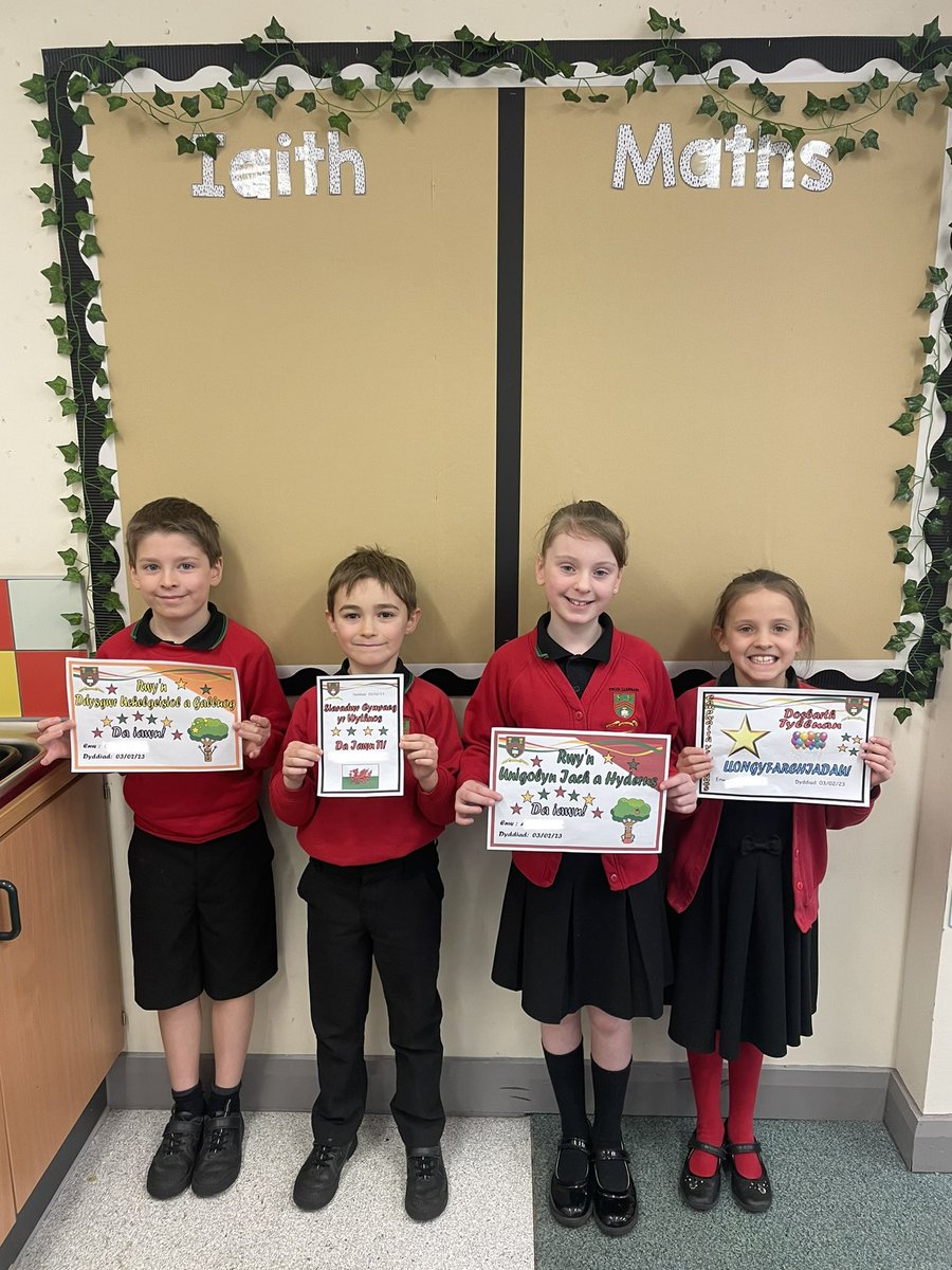 DosbarthTylluan's tweet photo. Ein sêr yr wythnos haeddiannol iawn🌟 Da iawn chi! 
Our very deserving stars of the week🌟Well done! @YsgolLlanhari https://t.co/Vz54ZowcLY