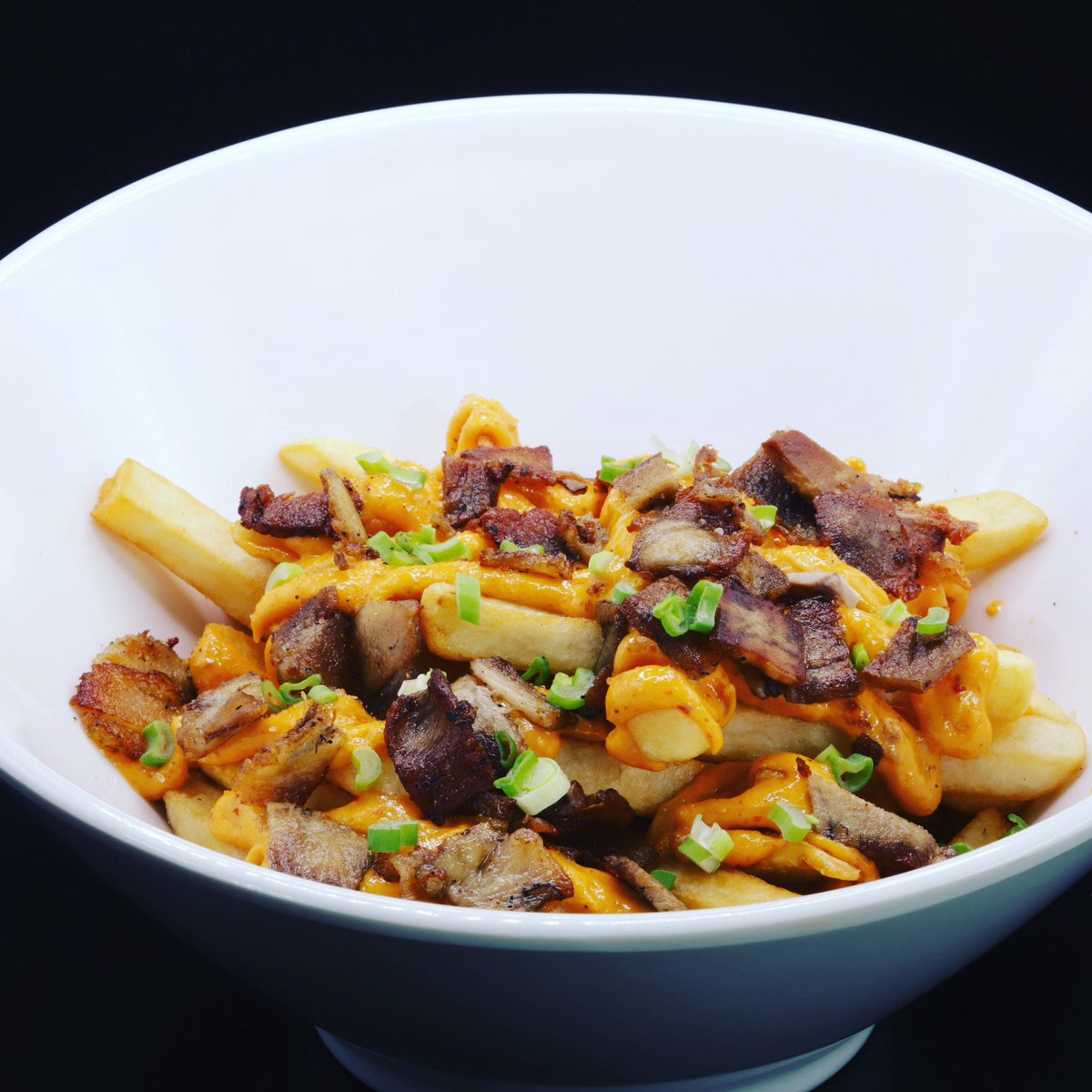 yametocafe's tweet photo. Ven a conocer nuestro nuevo menú de sándwiches y snacks para compartir. 

Aquí nuestras Curry Fries con pancetta. 👇 https://t.co/6DkXszOXTC