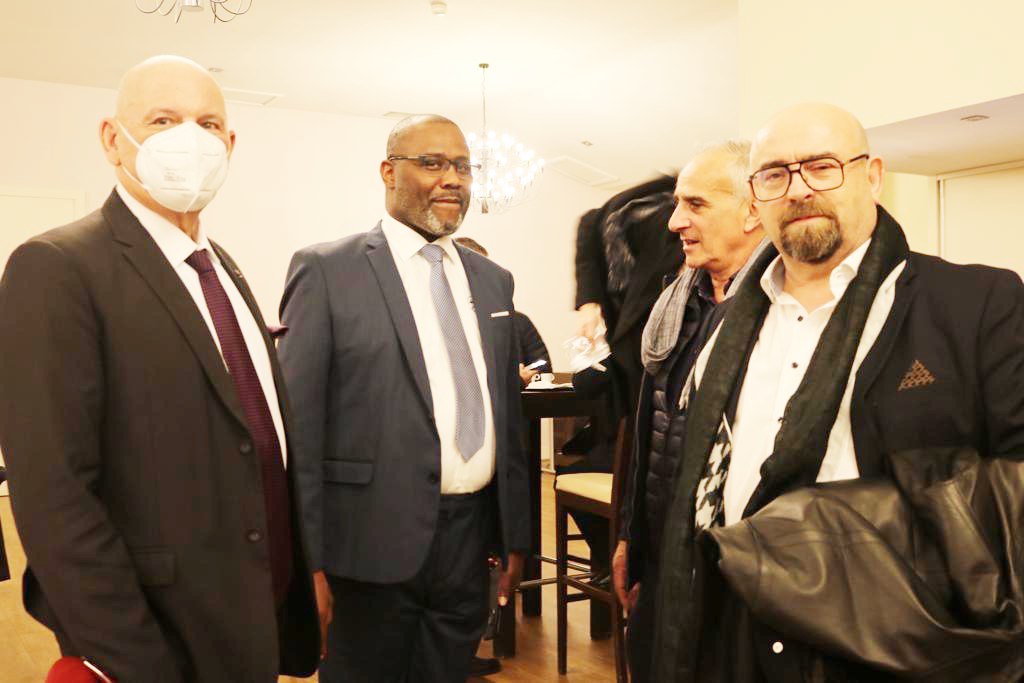 mikejocktane's tweet photo. J’ai eu l’honneur d’être invité dans la belle ville d’Aix-en-Provence et je remercie l’association #Business_Initiative, la commune, la chambre de commerce et de l’industrie du Vaucluse qui soutiennent ma candidature à l’élection présidentielle Gabonaise.  
 
#MikeJocktane https://t.co/4iXuMbLOmI