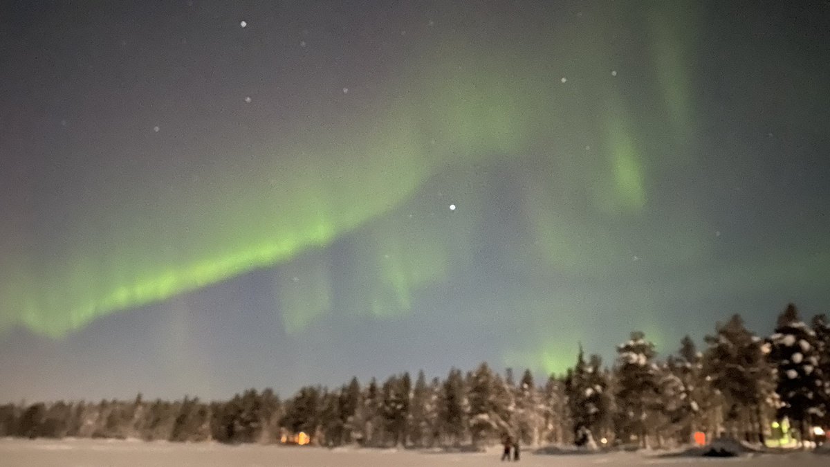 La magie opère aussi à l heure de l apéro #Finland #laponie #auroresboreales
