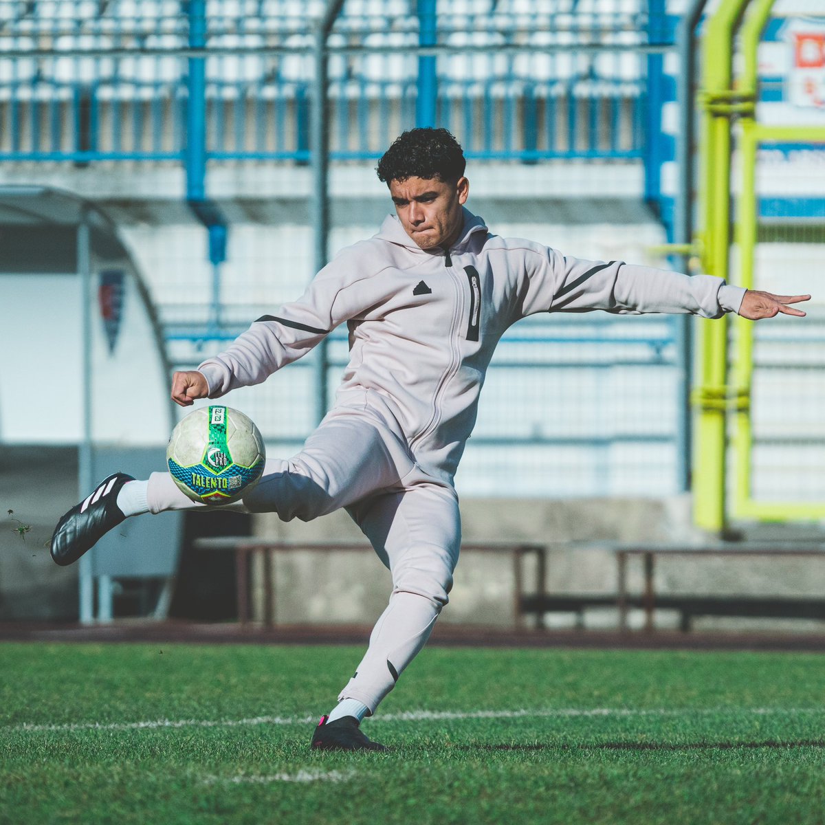 JonathanPitou's tweet photo. Everything is essential, nothing is impossible 🥷💗 @adidasfootball @adidasFR #copasense https://t.co/i6ChR8SC5k