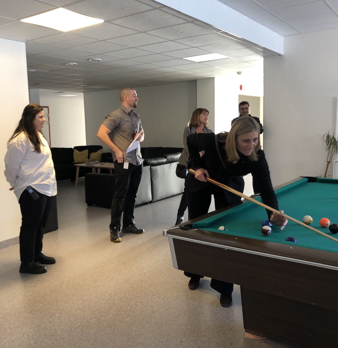 Avslutade veckan med besök på ungdomshemmet Klarälvsgården i Deje. äldre pojkar med vålds o kriminalitet som placeringsgrund. Dialog bl a om avhopparprogram, professionellt bemötande som minskat avskiljningarna markant. Blev utmanad av pojke i biljard 😃 #krimpol #vardpol #krim