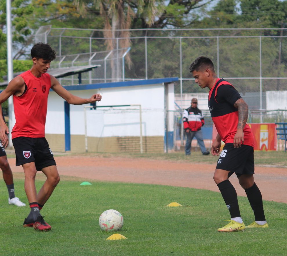RonaldoLucena13's tweet photo. Aprendiendo y mejorando día a día ☀️⚽️🔴⚫️ https://t.co/vwqRh1T9qy