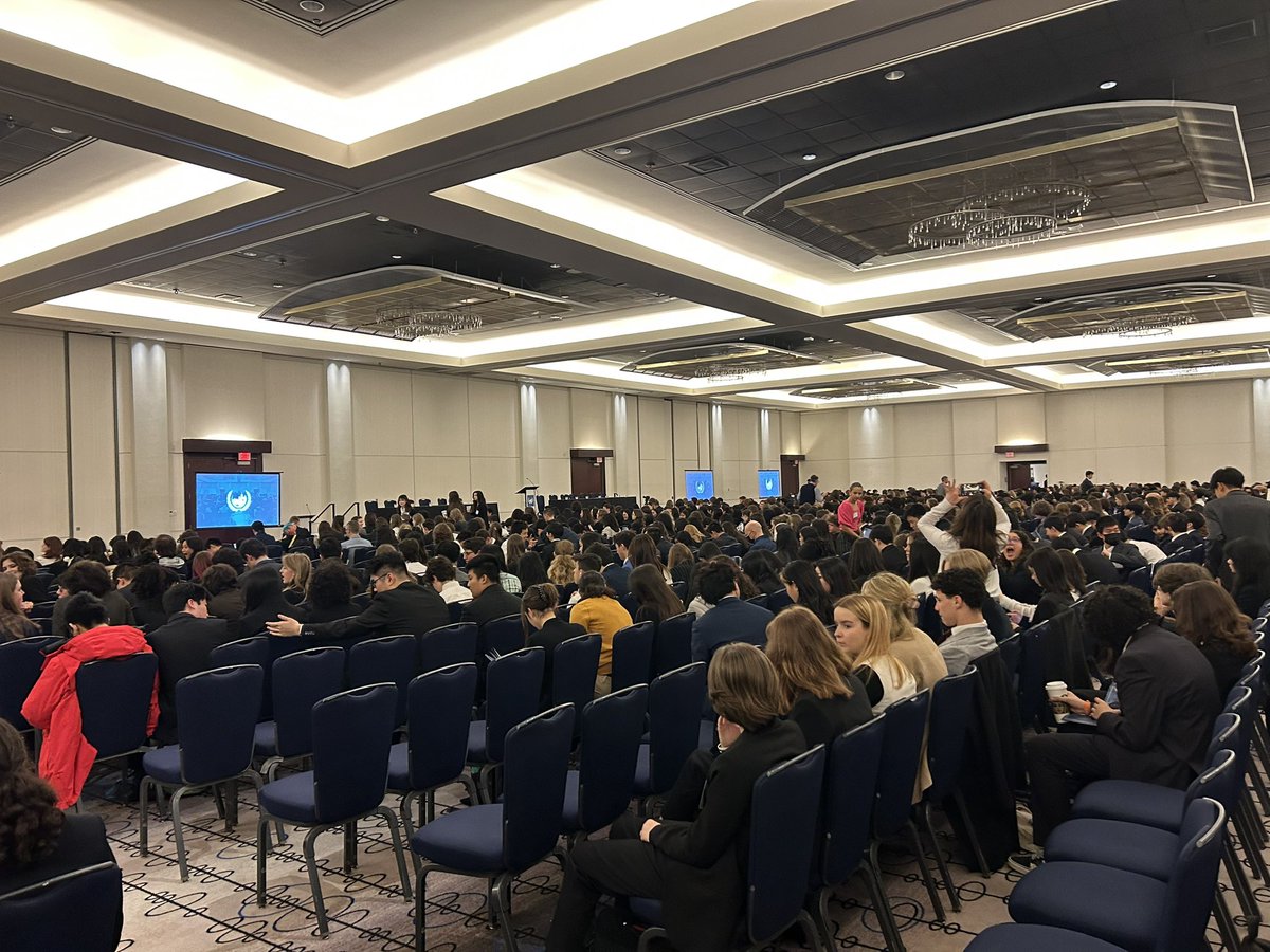 _klthomson's tweet photo. @glenlyonnorfolk day one of Vancouver Model United conferences. Grade 9 delegates are excited for opening ceremonies with @sandela https://t.co/O8VlBhR9Y5