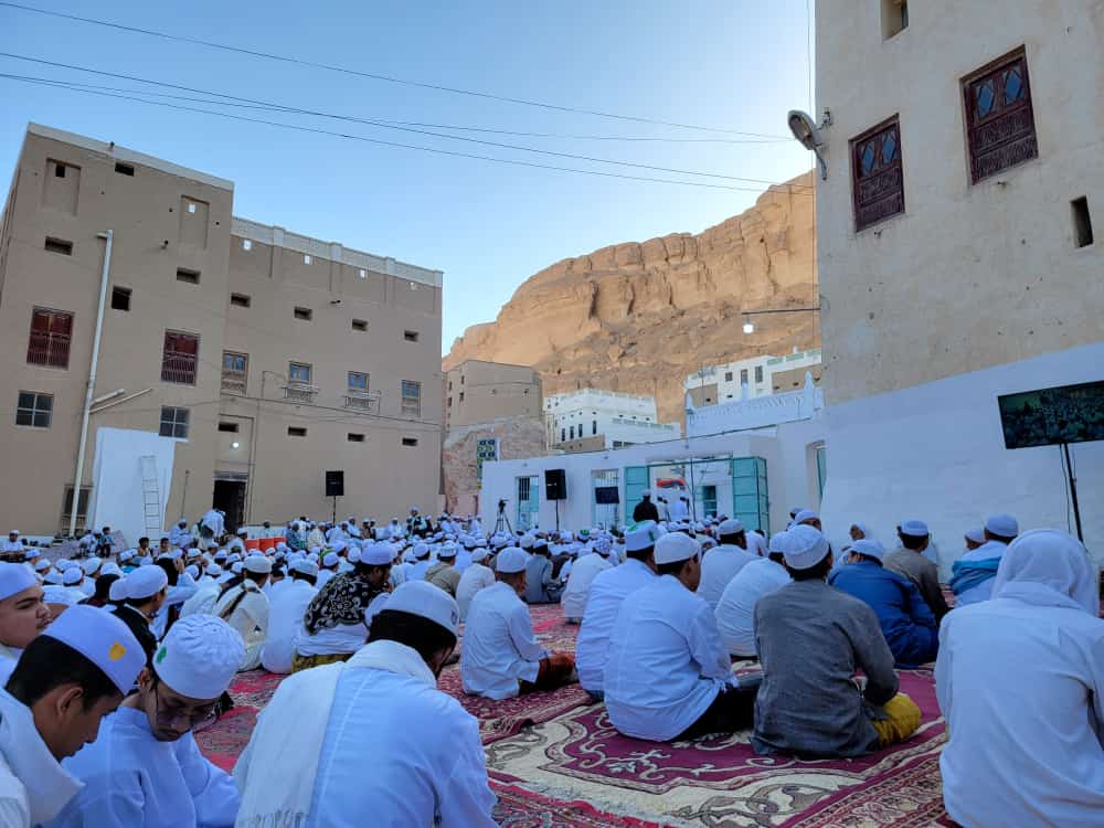 thoriqatuna's tweet image. Salah satu adat Para salaf di bulan Rajab adalah membaca dan mengkhatamkan kitab Shohih al-Bukhori di masjid-masjid dan zawiyah-zawiyah yg ada di Tarim dan Seiwun.

Adapun di zawiyah Sayyiduna al-Qutbh al-Habib Muhammad bin Hadi al-Saqqaf, dikhatamkan hanya dlm jangka seminggu.