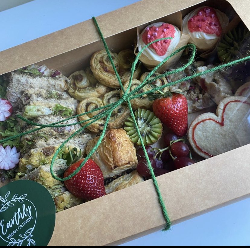 EarthlyCaterers's tweet photo. Availability for Valentines Day only. Picture from last yearโs box for illustration.
#valentines #plantbased #cardiff #CARDIFF #cardiffvegans #afternoontea #goodfood #love https://t.co/hH9l7pmuTP
