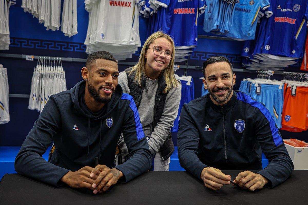 Retour en 📸 sur la séance de dédicaces de cet après-midi à la boutique officielle. Merci à tous ! 🫶 #TeamESTAC 🔵⚪️