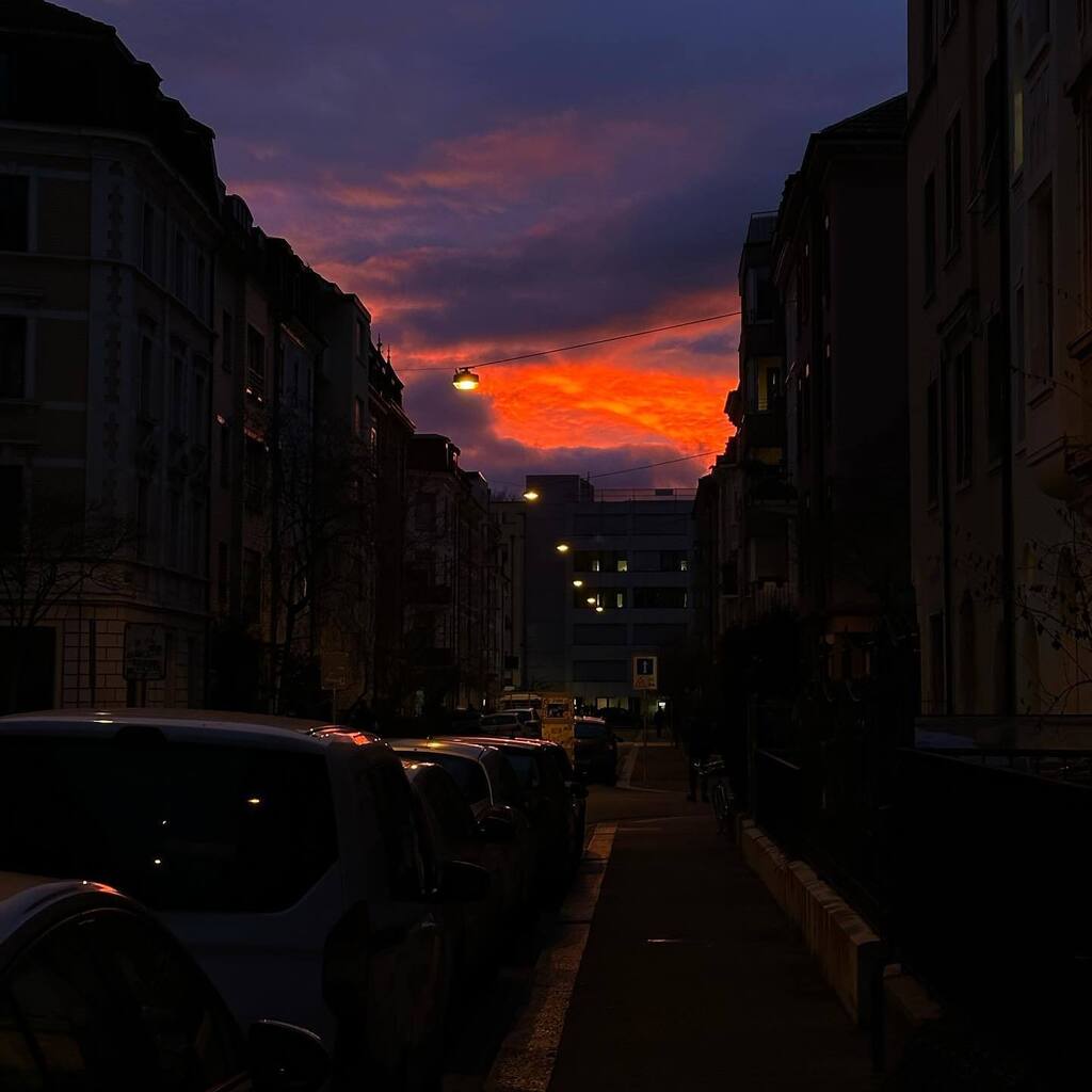 wiewaersmalmit's tweet photo. sky is blushing over basel 🌅 

#lovebasel #4057 #kleinbasel #matthäus #matthäusquartier #sunset #sunsetmakeup #sunsetsk #sonnenuntergang #sonnenunterganghimmel #sonnenuntergangsstimmung https://t.co/fMmLYK7XTv https://t.co/Do7GXUJKlT
