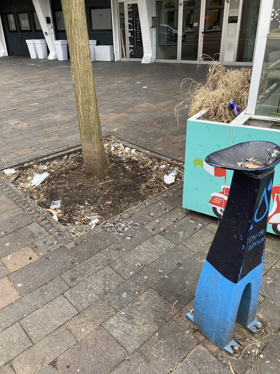 liebenguth's tweet photo. Eau de source de @mulhouse cendrier et sol souillé 😩 Vivement la nouvelle appli Allô Proximité ! #Mulhouse @MulhouseAgglo https://t.co/0iLwCeuY2G