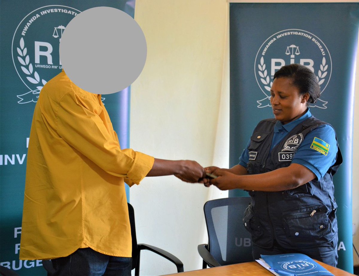 RIB_Rw's tweet photo. Uyu munsi  #RIB yashyikirije umuyobozi wa Hoteli amadorali 6,000$, angana na 6,551,562 Frw yari yibwe umukiliya, bikozwe n’abakozi b'iyo hoteli.

Abakekwa bafungiye kuri Sitasiyo ya #RIB ya Nyamirambo mu gihe dosiye yabo irimo gukorwa kugira ngo ishyikirizwe Ubushinjacyaha. https://t.co/1ACyW4YZAr