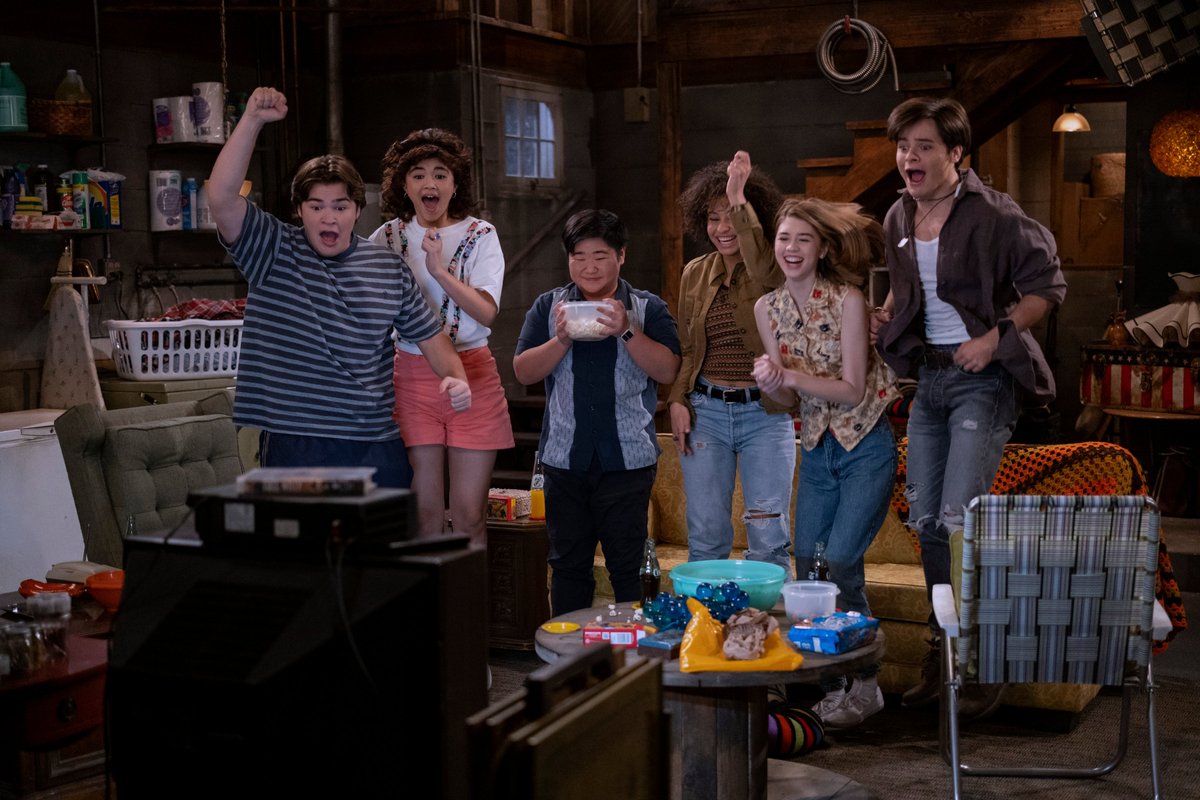 NetflixBrasil's tweet photo. SIM, TEM MAIS RODINHA NO PORÃO DOS FORMAN VINDO AÍ!!! That '90s Show está renovada para a 2ª temporada. 💕 https://t.co/B8CnWucrIA