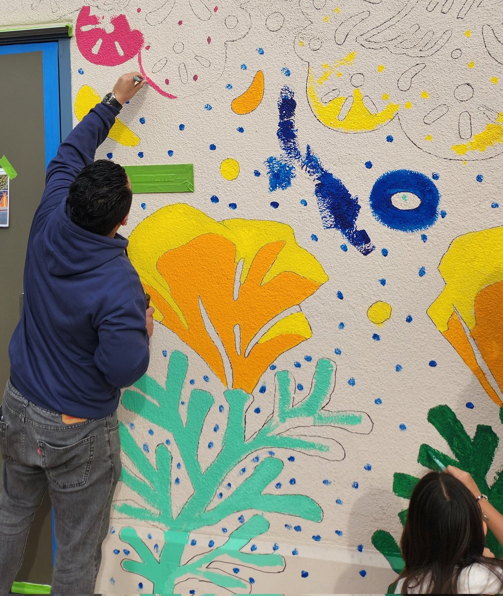 Happening Now! Lauderbach Muralist Josue Baltezar and 6th grade growing our Community  Culture @CVESDNews @VAPA_CVESD @_ArtReach