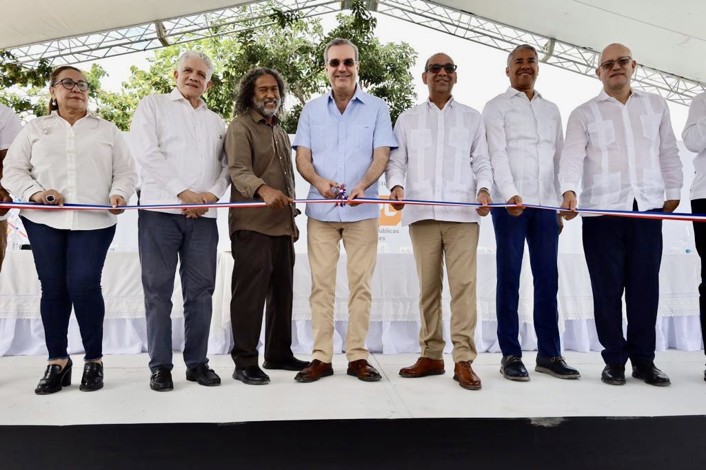 PresidenciaRD's tweet photo. Desde hace más de 30 años, los comunitarios de Juan Veras, Higo de Agua y Palo Alto,📍en #Santiago, esperaban la construcción de la carretera que comunica estas localidades. Hoy, el Presidente @LuisAbinader entregó esta vía de 9 km, cuya inversión fue superior a RD 251 millones. https://t.co/JiwUirOl22