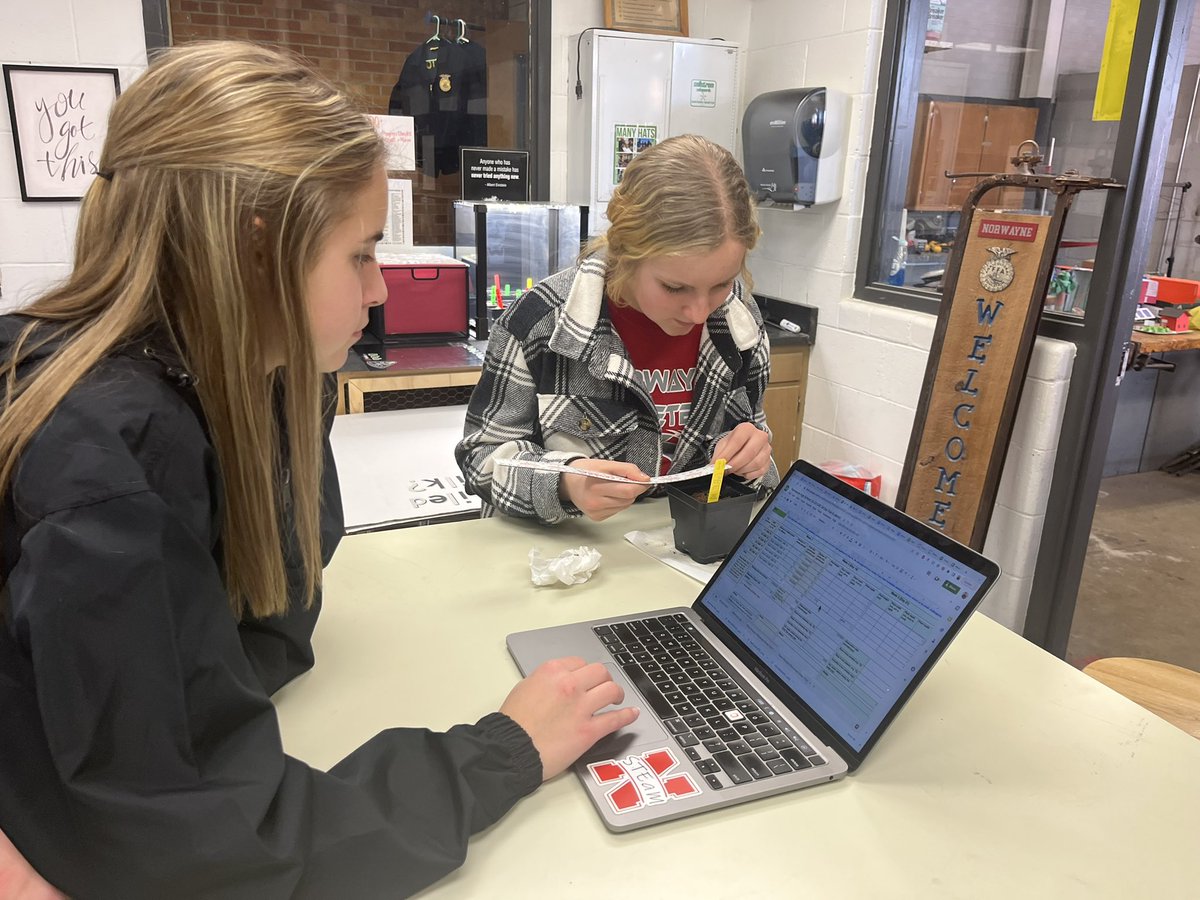 _norwayneffa's tweet photo. It’s measurement today! After our first round two weeks of growth, we are thinking that our worm tea might not serve as the best type of fertilizer for these plants. 

Week 2 Average Height Trial 1 - 15.7 cm
Week 2 Average Height Trial 2 - 12.8 cm 

@GrowBeyondEarth https://t.co/Y9BgzbT4lP