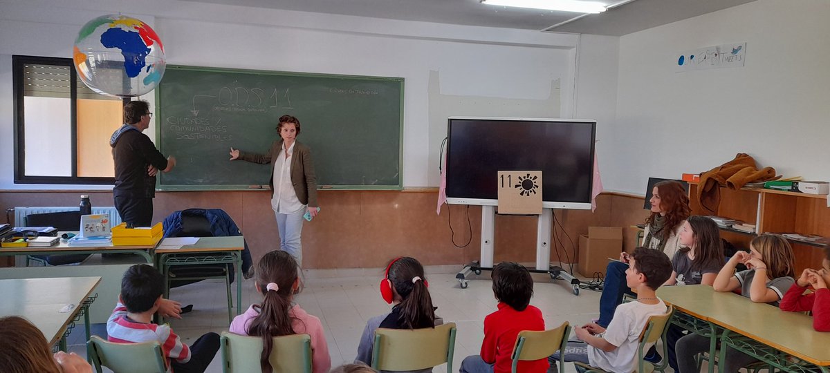 CRAVETONIA's tweet photo. Hoy nos visitaron Karen y Pedro, q forman parte de nuestra comunidad educativa @cravetonia y además son miembros de la platafoma #Gredosentransicion y colaboran en el #PIEODS2030CYL "Una senda  para sanar el planeta" Ellos iniciarán un trabajo de investigación entorno al #ODS11 https://t.co/XiOoXTD3Qj
