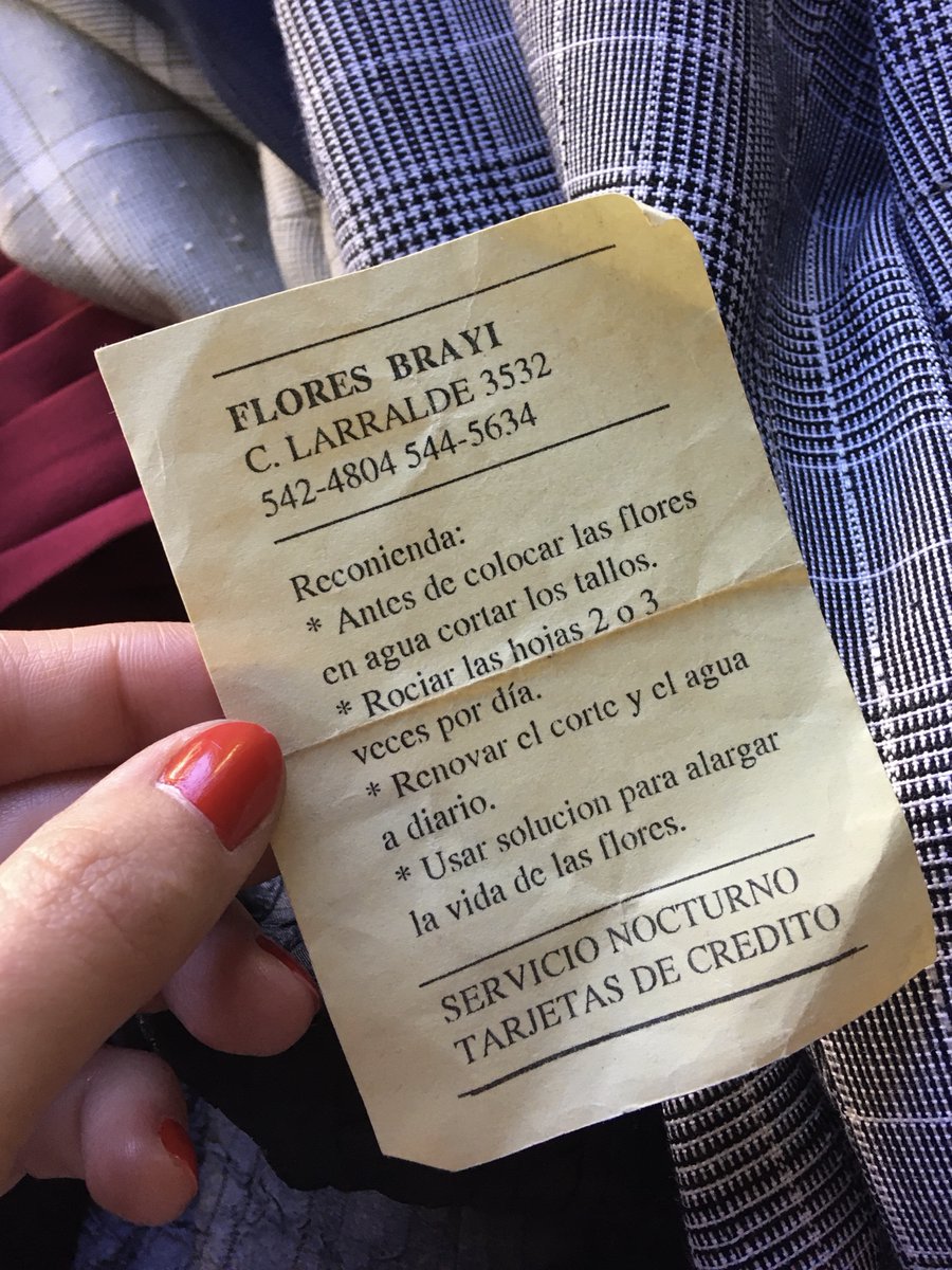 OlafiaV's tweet photo. Este instructivo de cómo cuidar las flores que compraste en la Floreria Brayi. Lo encontré en un chaleco de nobuk de hombre marca Cacharel. Nótese que los teléfonos no empezaban con 4. Lo tengo pegado en la heladera pues me da mucha ternura. https://t.co/g8E6WwtPdp