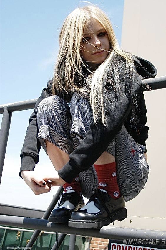 Avril2000s's tweet photo. She need us to win this award! little black star lets go!! Vote https://t.co/v5MGy2WFcd #TTJFCAvrilLavigne #Littleblackstar #AvrilLavigne https://t.co/bcl8ayoEBd